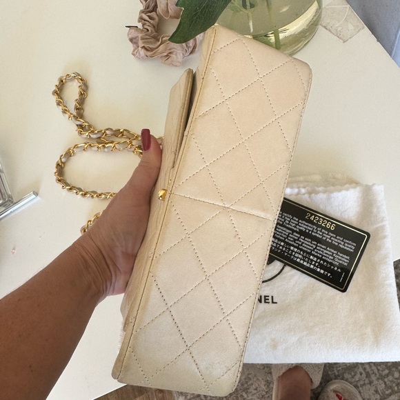 Chanel vintage handbag with chain strap. - Picture 8 of 14